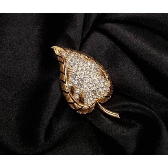 Vintage 1950s TRIFARI Signed Gold-Tone Leaf Brooch With Rhinestone Accents - Picture 1 of 6